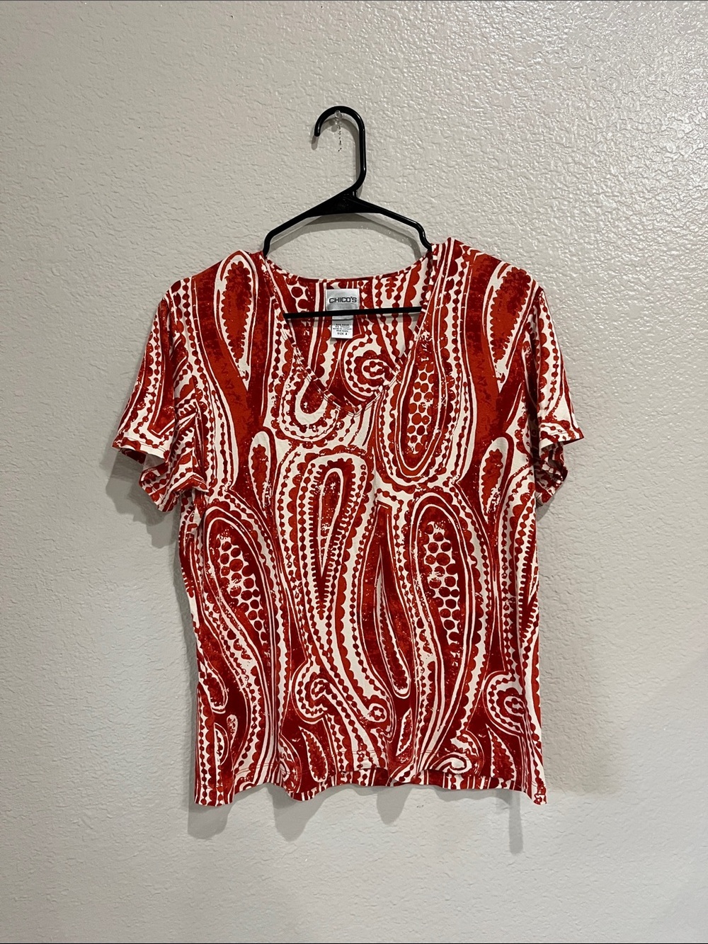 Chico's Red & Cream Paisley V-Neck Short Sleeve Top Sz 2 Casual Boho TC0141